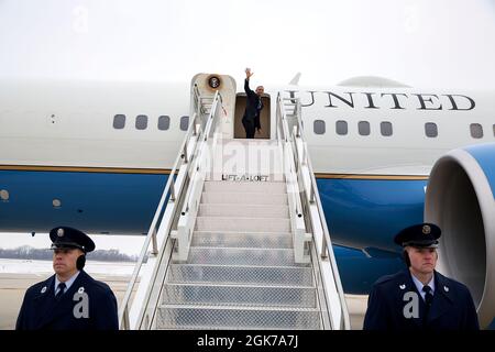 Le président Barack Obama fait un pas en avant à bord de la Air Force One avant son départ de l'aéroport régional de Waterloo à Waterloo, Iowa, le 14 janvier 2015. (Photo officielle de la Maison Blanche par Pete Souza) cette photo officielle de la Maison Blanche est disponible uniquement pour publication par les organismes de presse et/ou pour impression personnelle par le(s) sujet(s) de la photo. La photographie ne peut être manipulée d'aucune manière et ne peut pas être utilisée dans des documents commerciaux ou politiques, des publicités, des courriels, des produits, des promotions qui, de quelque manière que ce soit, suggèrent l'approbation ou l'approbation du Président, de la première famille ou du Banque D'Images