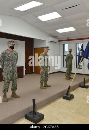 Santa Rita, Guam (août 24, 2021) de gauche; CAPC J. P. Smith Officier responsable (OIC) Bataillon de construction mobile navale (NMCB) 11 Détachement Guam; Capt L. M. Flood, commandant du 30e Régiment de construction navale (RCN), et CAPC C. A. Sims, OIC NMCB 1 DET Guam organisent la cérémonie de changement de charge de la chapelle du camp Covington de l'UCT 75.5.3 à bord de la base navale de Guam. NMCB 1 DET Guam est déployé à l'avance pour exécuter la construction, l'aide humanitaire, la coopération en matière de sécurité de théâtre, et soutenir la manœuvre de la flotte dans les zones d'opération de la 7e flotte des États-Unis. Banque D'Images