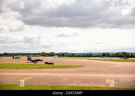 Six F-15E Strike Eagles affectés au 492d Fighter Squadron, statiques lors d'un exercice Agile combat Employment à la RAF Fairford, en Angleterre, le 23 août 2021. L'exercice permet aux forces américaines en Europe d'opérer à partir de sites ayant des niveaux variables de capacité et de soutien. Cela garantit en outre que les aviateurs et les équipages sont postinés pour fournir une puissance de combat mortelle sur toute la gamme des opérations militaires. Banque D'Images