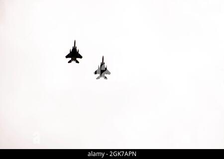 Deux pygargues F-15E de la grève affectés au 492d Escadron de chasseurs, survolent au cours d'un exercice Agile combat Employment à la RAF Fairford, en Angleterre, le 23 août 2021. L'exercice permet aux forces américaines en Europe d'opérer à partir de sites ayant des niveaux variables de capacité et de soutien. Cela garantit en outre que les aviateurs et les équipages sont postinés pour fournir une puissance de combat mortelle sur toute la gamme des opérations militaires. Banque D'Images