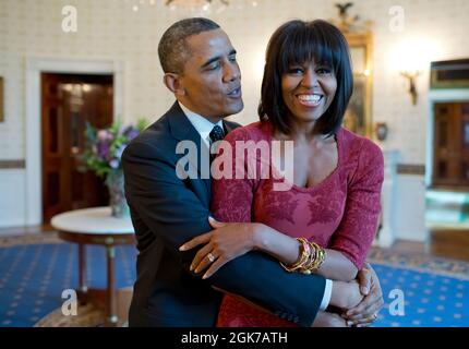 17 janv. 2013'le président chante « Joyeux anniversaire » à la première dame après avoir accueilli les invités inauguraux du brunch dans la salle bleue de la Maison Blanche. Bien sûr, la nouvelle coiffure de la première dame a attiré beaucoup d'attention. » (Photo officielle de la Maison Blanche par Pete Souza) cette photo officielle de la Maison Blanche est disponible uniquement pour publication par les organismes de presse et/ou pour impression personnelle par le(s) sujet(s) de la photo. La photographie ne peut être manipulée d'aucune manière et ne peut pas être utilisée dans des documents commerciaux ou politiques, des publicités, des courriels, des produits, des promotions que dans aucun Banque D'Images