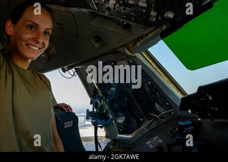 Le capitaine de la US Air Force Carly Jones, un pilote KC-10 Extender affecté au 908e Escadron de ravitaillement en vol expéditionnaire, effectue des vérifications avant vol en vue d’un vol «sans pilote» à la base aérienne Al Dhafra, aux Émirats arabes Unis, le 1er août 2021. En l’honneur de la Journée de l’égalité des femmes, célébrée chaque année le 26 août pour célébrer l’importance du mouvement des femmes pour le suffrage et le travail accompli aujourd’hui pour garantir et étendre l’égalité des droits, la 380e AEW a mené une mission de ravitaillement aérien soutenue exclusivement par des membres d’équipage féminins, des équipes d’entretien et de soutien aux vols. Banque D'Images