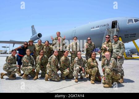 Une équipe entièrement féminine de la 380e Escadre expéditionnaire aérienne, pose une photo devant un avion KC-10 Extender avant le décollage d'un vol «sans pilote» à la base aérienne Al Dhafra, aux Émirats arabes Unis, le 1er août 2021. En l’honneur de la Journée de l’égalité des femmes, célébrée chaque année le 26 août pour célébrer l’importance du mouvement des femmes pour le suffrage et le travail accompli aujourd’hui pour garantir et étendre l’égalité des droits, la 380e AEW a mené une mission de ravitaillement aérien soutenue exclusivement par des membres d’équipage féminins, des équipes d’entretien et de soutien aux vols. Banque D'Images