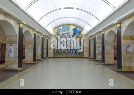 SAINT-PÉTERSBOURG, RUSSIE - 09 SEPTEMBRE 2021 : mosaïque en l'honneur de la fondation de l'Amirauté à l'intérieur de la station de métro Admiralteyskaya Banque D'Images