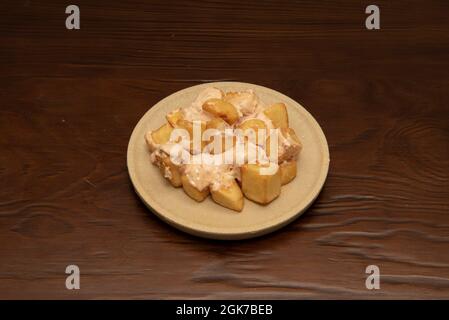 Petite portion de patatas bravas dans un restaurant de tapas espagnol Banque D'Images