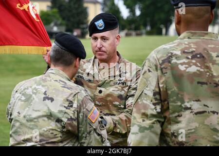 Le Centre, le 1er Bataillon, 6e Régiment d’artillerie de campagne le commandant entrant de l’Armée américaine le lieutenant-colonel David P. Henderson passe les couleurs de l’unité au 41e Commandant de la Brigade d’artillerie de campagne le colonel de l’Armée américaine Daniel G. Miller, à droite, pendant la cérémonie de passation de commandement du régiment au champ de parade de la caserne de la Tour, Grafenwoehr, en Allemagne, 24 août 2021. Banque D'Images