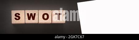 Abréviation SWOT sur les cubes en bois. Concept d'analyse commerciale Banque D'Images