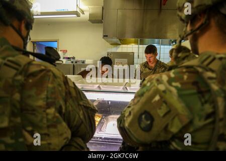 Les cuisiniers de l'armée américaine servent de la nourriture aux soldats déployés à l'appui d'une opération d'évacuation des non-combattants à Kaboul, en Afghanistan, le 25 août 2021. Banque D'Images