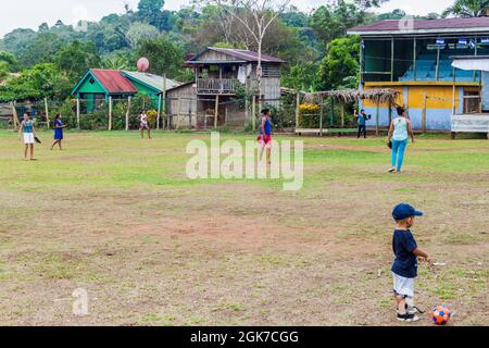 EL CASTILLO, NICARAGUA - 6 MAI 2016 : les filles locales jouent au baseball dans le village d'El Castillo, au bord de la rivière San Juan, au Nicaragua Banque D'Images