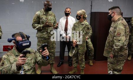 Instructeur en avionique du 365e Escadron d'entraînement Tech. Sgt. Malik Woodford, au centre gauche, explique au 2e commandant de la Force aérienne, le général de division Michele C. Edmondson comment la réalité virtuelle est utilisée dans la formation en avionique du F-15 en tant que 2e Sgt du Chef de commandement de la Force aérienne. Adam Vizi teste la technologie à la base aérienne de Sheppard, Texas, le 24 août 2021. Les technologies telles que la réalité virtuelle, les réalités augmentée et mixte ont joué un rôle important dans l'amélioration de la formation technique ici pour produire les aviateurs d'aujourd'hui pour la Force aérienne de demain. Banque D'Images