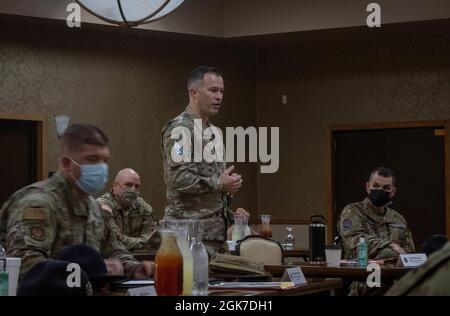 Sgt. Maître de la Force aérienne Phillip Lowery, instructeur de formation militaire affecté à la base commune de San Antonio-Lackland, Texas, se présente lors de l'ouverture du Conseil sur le recrutement de l'entraînement de base instructeur Sommet le 24 août 2021. Le sommet annuel a été accueilli par fort Jackson cette année et a rassemblé toutes les branches de service pour voir comment la plus grande installation d'entraînement de combat de base de l'armée du pays transforme les civils en soldats. Banque D'Images