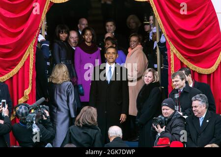 Le président Barack Obama fait une pause pour regarder la scène avant de quitter la plate-forme après la cérémonie inaugurale d'assermentation au Capitole des États-Unis à Washington, D.C., le 21 janvier 2013. Derrière le président se trouvent la première dame Michelle Obama, les filles Malia et Sasha et Marian Robinson. (Photo officielle de la Maison Blanche par Lawrence Jackson) cette photo officielle de la Maison Blanche est disponible uniquement pour publication par les organismes de presse et/ou pour impression personnelle par le(s) sujet(s) de la photo. La photographie ne peut pas être manipulée de quelque manière que ce soit et ne peut pas être utilisée à des fins commerciales Banque D'Images