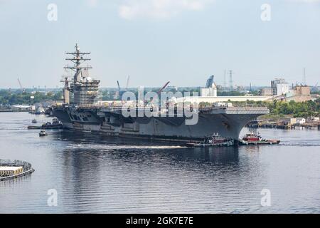 Le chantier naval de Norfolk (NNSY) a accueilli l'USS Dwight D. Eisenhower (CVN 69) le 25 août avant sa disponibilité incrémentale prévue (PIA) de 13 mois. Banque D'Images