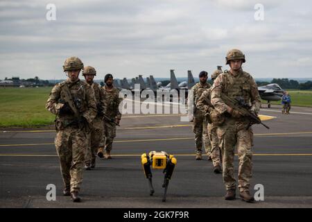 Les membres des forces de sécurité de la 48e Escadre de chasseurs et les troupes de la RAF Leeming effectuent une patrouille conjointe avec leur nouveau robot Boston Dynamics Spot sur la ligne aérienne pendant Agile Liberty 21-2, le 25 août 2021. La 48e aile Fighter mène régulièrement des exercices conjoints avec les forces britanniques afin de démontrer et d'améliorer notre interopérabilité et nos capacités Agile combat Employment, qui incluent l'utilisation de nouvelles technologies pour accroître leur efficacité. Banque D'Images