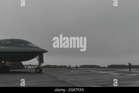 Deux bombardiers furtifs B-2 Spirit, affectés à la base aérienne de Whiteman, Missouri, quittent la base aérienne de Keflavik, en Islande, le 25 août 2021. Les bombardiers furtifs s'intègrent aux pygargues F-15 des forces aériennes américaines en Europe dans le cadre d'une opération d'entraînement conjointe sur le théâtre européen. La formation avec des alliés et des partenaires, ainsi qu'avec d'autres unités de la Force aérienne des États-Unis, établit des relations stratégiques qui sont essentielles pour des interventions opportunes et coordonnées au besoin. Banque D'Images