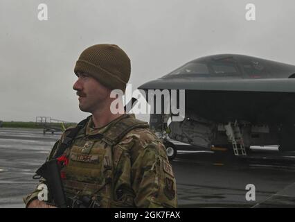 Deux bombardiers furtifs B-2 Spirit, affectés à la base aérienne de Whiteman, Missouri, quittent la base aérienne de Keflavik, en Islande, le 25 août 2021. Les bombardiers furtifs s'intègrent aux pygargues F-15 des forces aériennes américaines en Europe dans le cadre d'une opération d'entraînement conjointe sur le théâtre européen. La formation avec des alliés et des partenaires, ainsi qu'avec d'autres unités de la Force aérienne des États-Unis, établit des relations stratégiques qui sont essentielles pour des interventions opportunes et coordonnées au besoin. Banque D'Images