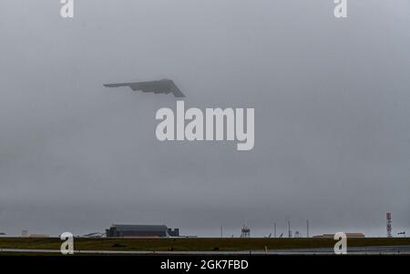 Deux bombardiers furtifs B-2 Spirit, affectés à la base aérienne de Whiteman, Missouri, quittent la base aérienne de Keflavik, en Islande, le 25 août 2021. Les bombardiers furtifs s'intègrent aux pygargues F-15 des forces aériennes américaines en Europe dans le cadre d'une opération d'entraînement conjointe sur le théâtre européen. La formation avec des alliés et des partenaires, ainsi qu'avec d'autres unités de la Force aérienne des États-Unis, établit des relations stratégiques qui sont essentielles pour des interventions opportunes et coordonnées au besoin. Banque D'Images