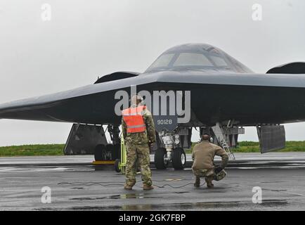 Deux bombardiers furtifs B-2 Spirit, affectés à la base aérienne de Whiteman, Missouri, quittent la base aérienne de Keflavik, en Islande, le 25 août 2021. Les bombardiers furtifs s'intègrent aux pygargues F-15 des forces aériennes américaines en Europe dans le cadre d'une opération d'entraînement conjointe sur le théâtre européen. La formation avec des alliés et des partenaires, ainsi qu'avec d'autres unités de la Force aérienne des États-Unis, établit des relations stratégiques qui sont essentielles pour des interventions opportunes et coordonnées au besoin. Banque D'Images