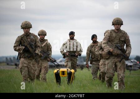 Les membres des forces de sécurité de la 48e Escadre de chasseurs et les troupes de la RAF Leeming effectuent une patrouille conjointe en utilisant leur nouveau robot Boston Dynamics Spot lors de l'Agile Liberty 21-2, le 25 août 2021. La 48e aile Fighter mène régulièrement des exercices conjoints avec les forces britanniques afin de démontrer et d'améliorer notre interopérabilité et nos capacités Agile combat Employment, qui incluent l'utilisation de nouvelles technologies pour accroître leur efficacité. Banque D'Images