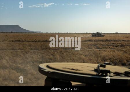 Un char de combat principal australien M1A1 Abrams se dirige vers objective Bobcat pour les répétitions pendant l'exercice Koolendong à la zone d'entraînement de Bradshaw Field, territoire du Nord, Australie, 25 août 2021. Les soldats américains des Marines et de l'armée australienne ont participé à des attaques montées et démontées pendant l'exercice. Des exercices comme Koolendong valident la capacité de la Marine Rotational Force-Darwin et de la Défense australienne à mener des opérations expéditionnaires avancées avec des capacités innovantes combinées ; et par leur engagement commun, sont prêts à répondre à une crise ou à une éventualité dans la région Indo-Pacifique. Banque D'Images