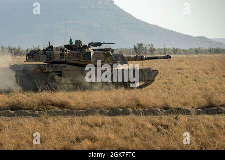 Un char de combat principal australien M1A1 Abrams se dirige vers objective Bobcat pour les répétitions pendant l'exercice Koolendong à la zone d'entraînement de Bradshaw Field, territoire du Nord, Australie, 25 août 2021. Les soldats américains des Marines et de l'armée australienne ont participé à des attaques montées et démontées pendant l'exercice. Des exercices comme Koolendong valident la capacité de la Marine Rotational Force-Darwin et de la Défense australienne à mener des opérations expéditionnaires avancées avec des capacités innovantes combinées ; et par leur engagement commun, sont prêts à répondre à une crise ou à une éventualité dans la région Indo-Pacifique. Banque D'Images