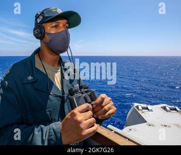 MER DES PHILIPPINES (août 25, 2021) Boatswains Mate 2e classe Thomas Martin, de Statesboro, en Géorgie, se dresse la montre d'observation à bord du destroyer de missiles guidés de classe Arleigh Burke USS Barry (DDG 52). Barry est déployé commandant de soutien de la Force opérationnelle (CTF 71)/escadron Destroyer (DESRON 15), le plus grand DESRON déployé à l'avant de la Marine et la principale force de surface de la 7e flotte américaine. Banque D'Images