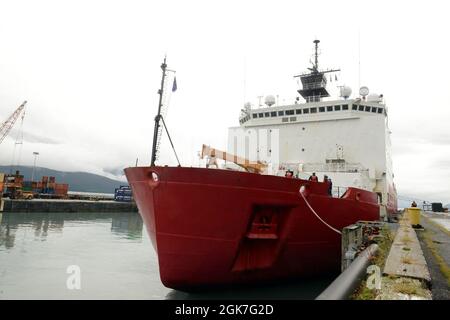 Les membres de l'équipage du Cutter Healy (WACG 20) de la Garde côtière se préparent à partir de Seward, Alaska, le 25 août 2021. Durant leur tour de l'Amérique du Nord, Healy et son équipage mèneront des missions de la Garde côtière, soutiront la recherche océanographique et feront la promotion des intérêts américains dans l'ensemble de la région. Banque D'Images