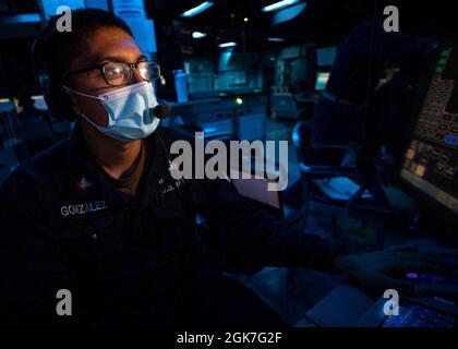 MER DES PHILIPPINES (août 25, 2021) Spécialiste des opérations 3ème classe Alexandro Gonzalez, de Phoenix, est le surveillant de la guerre de surface à bord du destroyer de missile guidé de classe Arleigh Burke USS Barry (DDG 52). Barry est déployé commandant de soutien de la Force opérationnelle (CTF 71)/escadron Destroyer (DESRON 15), le plus grand DESRON déployé à l'avant de la Marine et la principale force de surface de la 7e flotte américaine. Banque D'Images