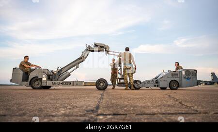 Une équipe de chargement d'armes du 2e Escadron de maintenance d'aéronefs transfère une mine navale de la Mk-62 QuickStrike à l'appui d'un exercice d'entraînement à la base aérienne de Barksdale, en Louisiane, le 25 août 2021. La 2e AMM est formée avec compétence dans le chargement des mines navales, ainsi que des armes classiques et nucléaires. Banque D'Images