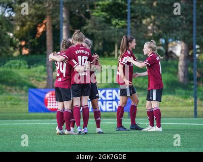 Nuremberg, Allemagne. 12 septembre 2021. Les joueurs de Nuernberg célèbrent leur but pendant le 2. Match Bundesliga pour femme entre 1. FC Nuernberg et SG 99 Andernach au Sports Park Valznerweiher à Nuremberg, Allemagne. Crédit: SPP Sport presse photo. /Alamy Live News Banque D'Images