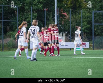 Nuremberg, Allemagne. 12 septembre 2021. Les joueurs de Nuernberg célèbrent leur but pendant le 2. Match Bundesliga pour femme entre 1. FC Nuernberg et SG 99 Andernach au Sports Park Valznerweiher à Nuremberg, Allemagne. Crédit: SPP Sport presse photo. /Alamy Live News Banque D'Images