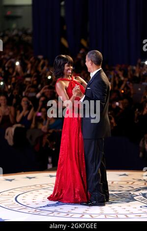 Le président Barack Obama et la première dame Michelle Obama dansent lors du bal inaugural au Walter E. Washington Convention Center à Washington, D.C., le 21 janvier 2013. (Photo officielle de la Maison-Blanche par Pete Souza) le président Barack Obama et la première dame Michelle Obama dansent ensemble pendant le bal inaugural au centre de congrès Walter E. Washington à Washington, D.C., le 21 janvier 2013. (Photo officielle de la Maison Blanche par Pete Souza) cette photo officielle de la Maison Blanche est disponible uniquement pour publication par les organismes de presse et/ou pour impression personnelle par le(s) sujet(s) de la photogra Banque D'Images