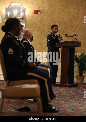 Cpl. Idai Austin, affecté à la 24e unité de soutien à la gestion financière, au bataillon des troupes spéciales de la division, à la 3e Brigade de soutien de la division, lit un poème de la Journée de l’égalité des femmes de la 3e Division d’infanterie lors de la célébration de la Journée de l’égalité des femmes au Club Stewart, à fort Stewart, en Géorgie, le 26 août. La Journée de l’égalité des femmes est célébrée chaque année le 26 août pour commémorer la ratification du 19e amendement à la Constitution des États-Unis qui accordait aux femmes le droit de vote. Banque D'Images