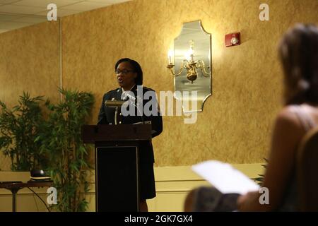 Sgt. Le Maj Jaqueline Peachers, conseillère financière principale pour le Centre de l'Armée des États-Unis et conférencier invité, s'adresse aux participants lors de la 3e Journée de l'égalité des femmes de la Division d'infanterie au Club Stewart, à fort Stewart, en Géorgie, le 26 août. La Journée de l’égalité des femmes est célébrée chaque année le 26 août pour commémorer la ratification du 19e amendement à la Constitution des États-Unis qui accordait aux femmes le droit de vote. Banque D'Images