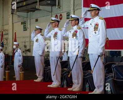 210826-N-PA358-1021 NORFOLK, Virginie (août 26, 2021) Vice SMA. Daniel Dwyer, commandant, deuxième flotte des États-Unis, à droite, ADM arrière. Ryan Scholl, commandant, Carrier Strike Group (CSG) 8, deuxième à partir de la droite, sous-ministre adjoint. Curt Renshaw, troisième de droite, et Cmdr. Chris Hester salue lors de la parolier de couleurs lors d'une cérémonie de changement de commandement pour CSG-8 dans la baie hangar du porte-avions de la classe Nimitz USS Harry S. Truman (CVN 75). Truman est le navire amiral de la CSG-8 et est domiciliaire à la base navale de Norfolk. Banque D'Images