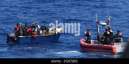 L’équipage du bateau de la Garde côtière Winslow Griesser est en scène avec un voyage illégal de migrants le 26 août 2021, dans le passage de Mona entre la République dominicaine et Porto Rico. Le groupe de migrants était composé de 12 Haïtiens et de 11 ressortissants dominicains qui ont été renvoyés en République dominicaine le 28 août 2021. Banque D'Images