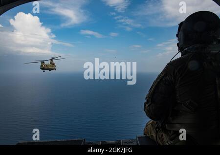 Les soldats américains du 1er Bataillon, 228e Régiment d'aviation, Force opérationnelle interarmées-Bravo, base aérienne de Soto Cano, Honduras, retournent à la Station navale américaine de Guantanamo Bay, Cuba, le 26 août 2021. Au cours des efforts de secours en cas de catastrophe, les membres du 1-228e Aviation Regiment ont soutenu l'Agence américaine pour le développement international en transportant des patients à Port-au-Prince, en Haïti, avec deux hélicoptères HH-60 Black Hawk, En plus de fournir de l'aide humanitaire avec trois hélicoptères CH-47F Chinook et deux HÉLICOPTÈRES UH-60 Black Hawk aux Haïtiens touchés par le récent séisme de magnitude 7.2, le 14 août. Banque D'Images