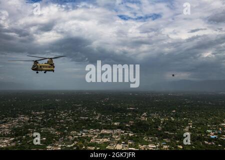 Les soldats américains du 1er Bataillon, 228e Régiment d'aviation, Force opérationnelle interarmées-Bravo, base aérienne de Soto Cano, Honduras, retournent à la Station navale américaine de Guantanamo Bay, Cuba, le 26 août 2021. Au cours des efforts de secours en cas de catastrophe, les membres du 1-228e Aviation Regiment ont soutenu l'Agence américaine pour le développement international en transportant des patients à Port-au-Prince, en Haïti, avec deux hélicoptères HH-60 Black Hawk, En plus de fournir de l'aide humanitaire avec trois hélicoptères CH-47F Chinook et deux HÉLICOPTÈRES UH-60 Black Hawk aux Haïtiens touchés par le récent séisme de magnitude 7.2, le 14 août. Banque D'Images