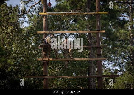 Un stagiaire menant une formation de base au combat à fort Jackson, en Caroline du Sud, monte dans une tour en bois le 26 août 2021. Les participants au Sommet des instructeurs du Conseil sur les recrues pour l'entraînement de base ont observé le cours d'obstacles pour voir comment le plus grand site d'entraînement de base du pays transforme les civils en soldats. Banque D'Images