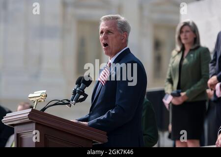 Washington, DC, États-Unis. 13 septembre 2021. Kevin McCarthy, chef de la Chambre minoritaire, parle avec la Présidente de la Chambre Nancy Pelosi, D-CA, Mitch McConnell, chef de la minorité au Sénat, et Chuck Schumer, chef de la majorité au Sénat, ainsi que d'autres membres du Congrès, participent à une cérémonie pour commémorer le 20e anniversaire des attaques de 9/11 contre les marches du Capitole des États-Unis à Washington, DC, le 13 septembre 2021. (Photo d'Oliver Contreras/SIPA USA) Credit: SIPA USA/Alay Live News Banque D'Images