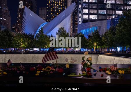 Le Mémorial et le Musée 911 et l'Oculus dans les lumières bleues en hommage à l'occasion du 20e anniversaire des attentats du 11 septembre. Banque D'Images