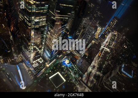 Vue aérienne de Ground Zero, NYC, et septembre 11 Tribute Lights la nuit à l'occasion du 20e anniversaire des attentats du 9/11 septembre. Banque D'Images