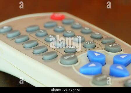 Gros plan de la télécommande avec boutons gris et bleus Banque D'Images