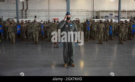 Luke Teel, colonel de la U.S. Air Force, 366e commandant adjoint des opérations de la Fighter Wing, dirige des aviateurs de 366e AV dans leur premier hommage au colonel Ernesto M. DiVittorio, sur la base aérienne Mountain Home, Idaho, le 27 août 2021. En tant que commandant d'escadre, DiVittorio dirigera 18 escadrons contenant 4,200 militaires et civils, dont un escadron composé de membres de la Force aérienne de la République de Singapour. Banque D'Images