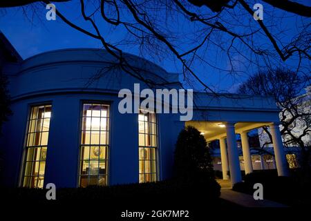 Le président Barack Obama est vu par la fenêtre lorsqu'il rencontre le chef d'état-major Jack Lew dans le Bureau ovale, le 31 janvier 2013. (Photo officielle de la Maison Blanche par Pete Souza) cette photo officielle de la Maison Blanche est disponible uniquement pour publication par les organismes de presse et/ou pour impression personnelle par le(s) sujet(s) de la photo. La photographie ne peut être manipulée d'aucune manière et ne peut pas être utilisée dans des documents commerciaux ou politiques, des publicités, des courriels, des produits, des promotions qui, de quelque manière que ce soit, suggèrent l'approbation ou l'approbation du Président, de la première famille ou de la Maison Blanche Banque D'Images