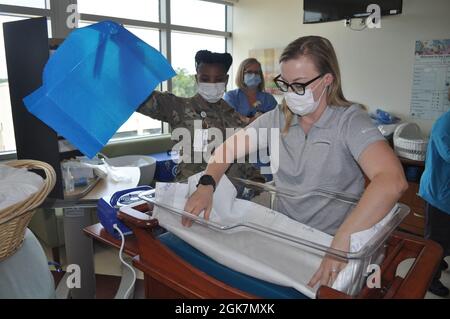 Martin unité mère-bébé de l'Hôpital communautaire de l'Armée de terre CNOIC Capt Katherine Basquill-White et unité travail et livraison CNOIC Capt Decilia Neely assemble le CuddleCot. Banque D'Images