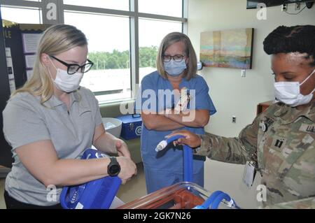 Martin unité mère-bébé de l'Hôpital communautaire de l'Armée de terre CNOIC Capt Katherine Basquill-White assemble le CuddleCot. Banque D'Images