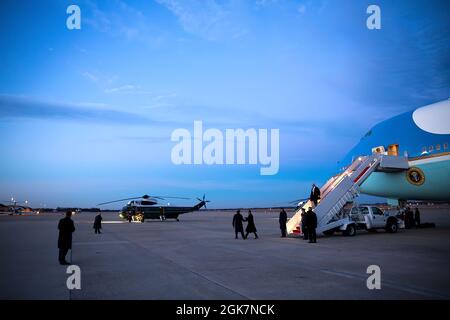 Le président Barack Obama débarque la Force aérienne One à son arrivée à la base interarmées Andrews, au Maryland, à la suite d'un voyage à Indianapolis, dans l'État du 6 février 2015. (Photo officielle de la Maison Blanche par Chuck Kennedy) cette photo officielle de la Maison Blanche est disponible uniquement pour publication par les organismes de presse et/ou pour impression personnelle par le(s) sujet(s) de la photo. La photographie ne peut être manipulée d'aucune manière et ne peut pas être utilisée dans des documents commerciaux ou politiques, des publicités, des courriels, des produits, des promotions qui, de quelque manière que ce soit, suggèrent l'approbation ou l'approbation du Président, de la première famille, o Banque D'Images