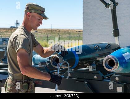 Des aviateurs du 124e vol munitions déchargent des munitions lors d'un événement de rodéo d'ammo le 28 août 2021, Gowen Field, Boise, Idaho. Le rodéo ammo est un concours annuel de préparation et de formation du moral axé sur la construction de bombes. Banque D'Images