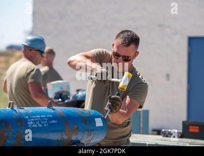 Des aviateurs du 124e vol munitions déchargent des munitions lors d'un événement de rodéo d'ammo le 28 août 2021, Gowen Field, Boise, Idaho. Le rodéo ammo est un concours annuel de préparation et de formation du moral axé sur la construction de bombes. Banque D'Images